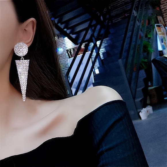 ⚜️[𝟯/$𝟭𝟴]⚜️NEW Large Rhinestone Triangle Drop Earrings - Picture 7 of 9